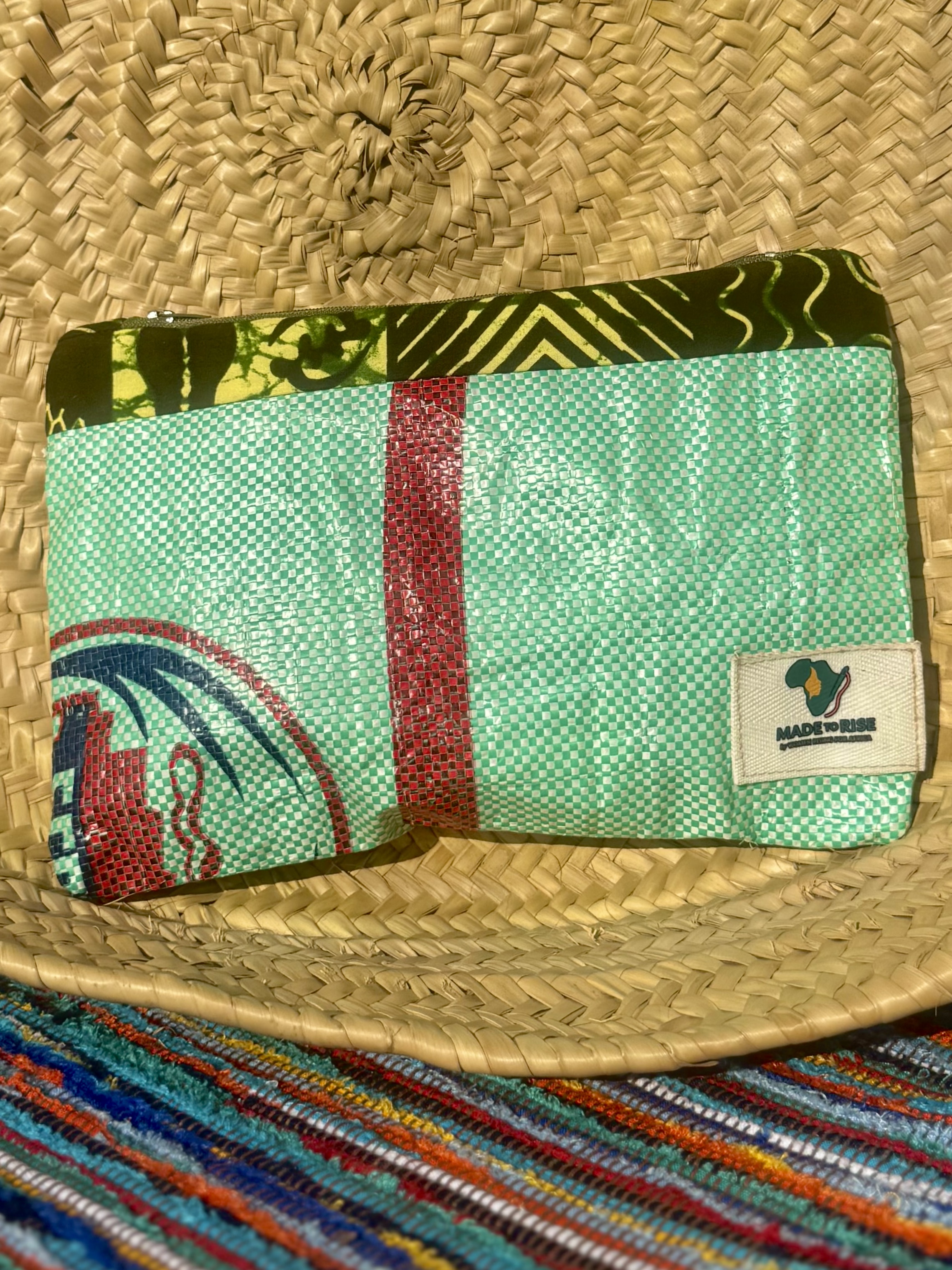 RECYCLED TOILETRY BAGS